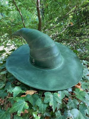 chapeau sorcière cuir