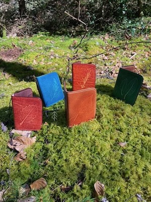 porte-cartes cuir feuilles